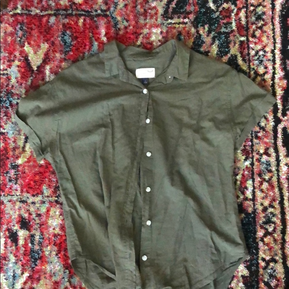 Women’s green short sleeved green shirt